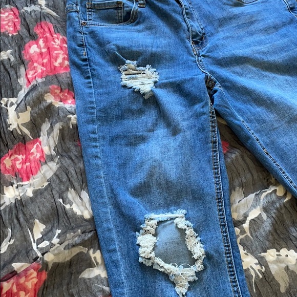 Ripped style jeans - Picture 2 of 11